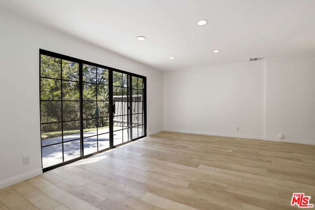 Image 8 of property listing at 11311 Tampa Avenue 30, Porter Ranch, CA 91326