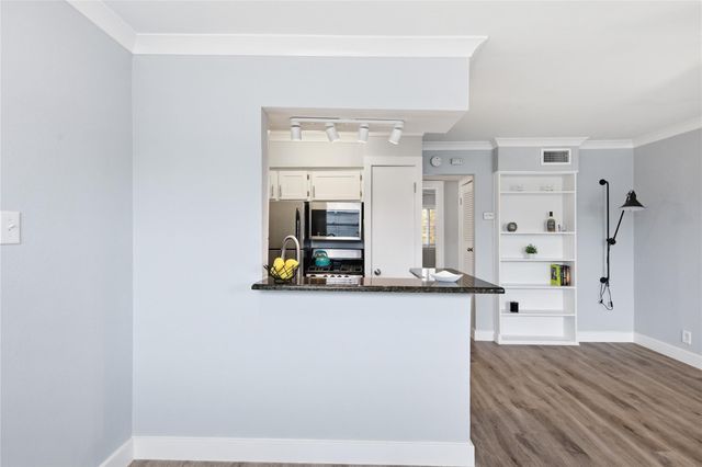 2401 Manor RD 232, Austin, TX 78722