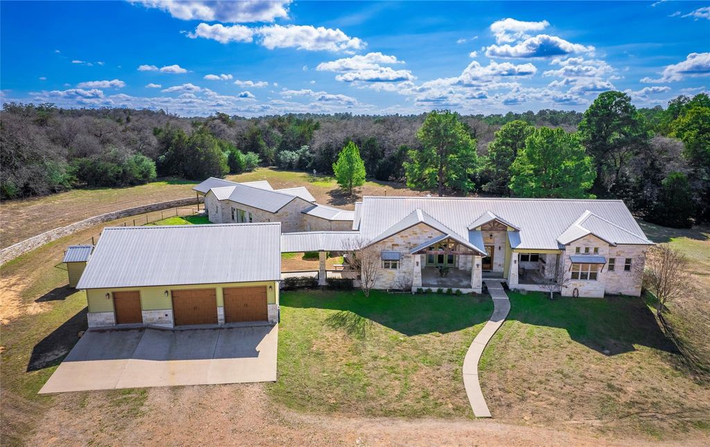 335 La Reata TRL, Smithville, TX 78957