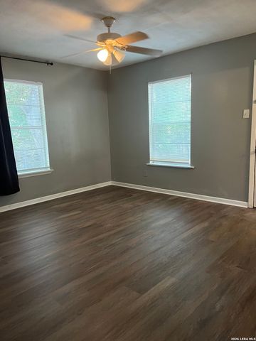 863 E Sunshine Dr, San Antonio, TX 78228