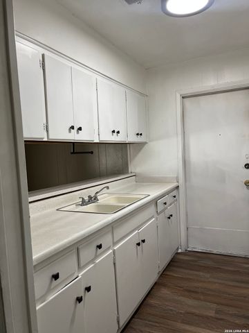 863 E Sunshine Dr, San Antonio, TX 78228