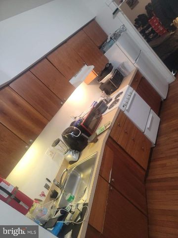 8 PEACE ST, Trenton, NJ 08608