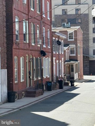 8 PEACE ST, Trenton, NJ 08608