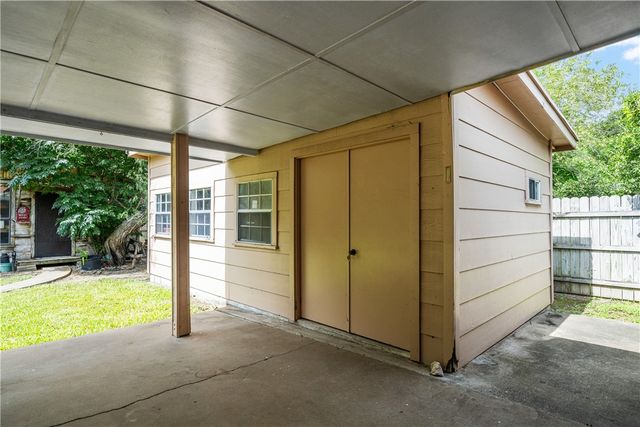 1139 W Lee Ave, Kingsville, TX 78363