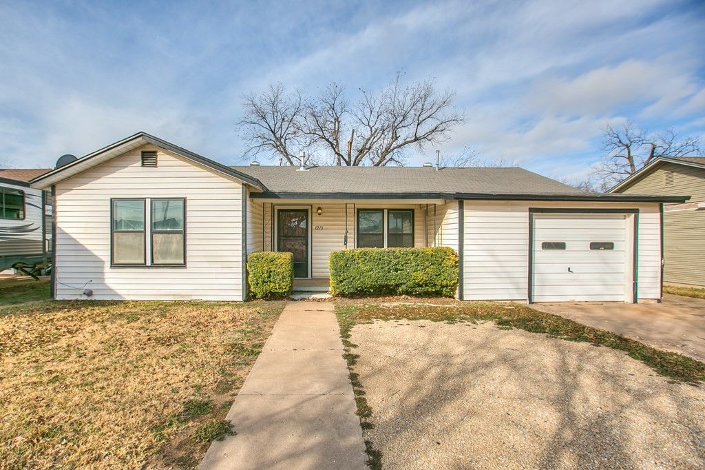 Image 3 of property listing at 1213 S Bell Street, San Angelo, TX 76903