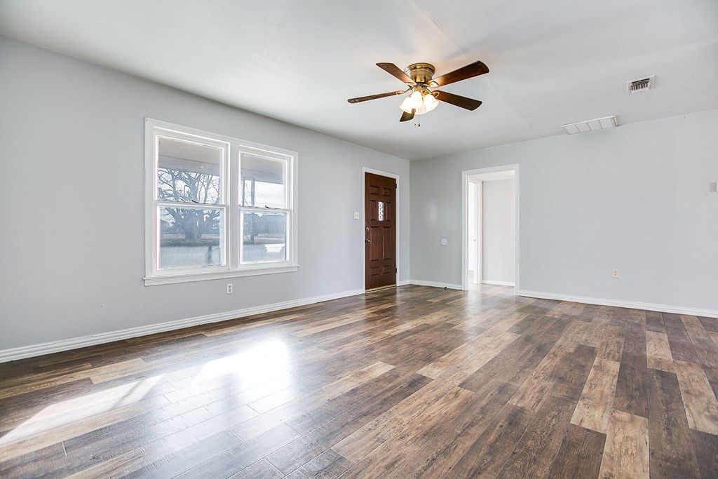 Image 7 of property listing at 1213 S Bell Street, San Angelo, TX 76903
