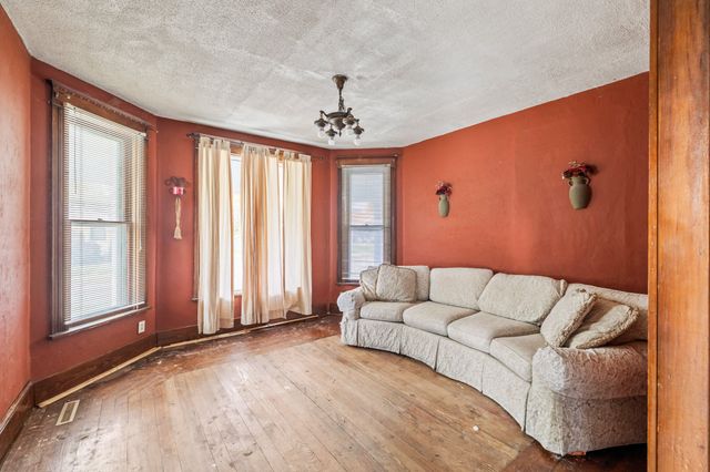 402 S Columbus Street, Pleasantville, IA 50225