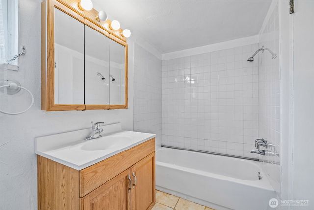 10713 15th Ave NE, Seattle, WA 98125