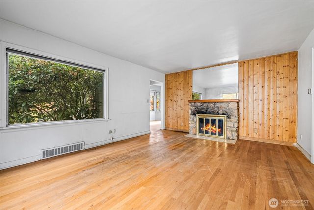 10713 15th Ave NE, Seattle, WA 98125
