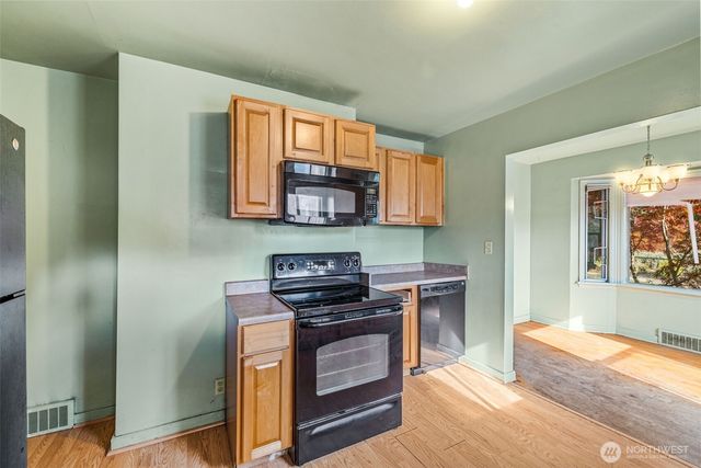 10713 15th Ave NE, Seattle, WA 98125