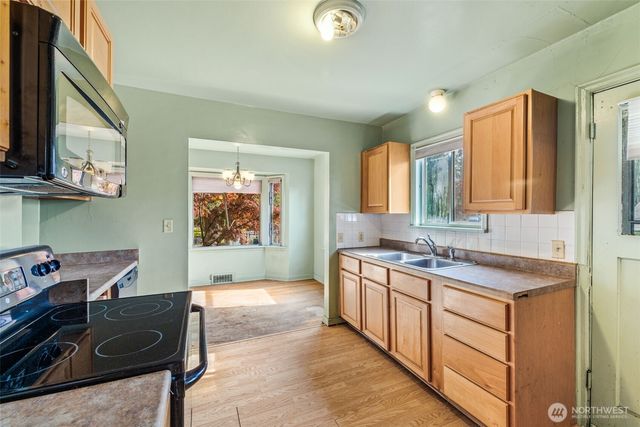 10713 15th Ave NE, Seattle, WA 98125