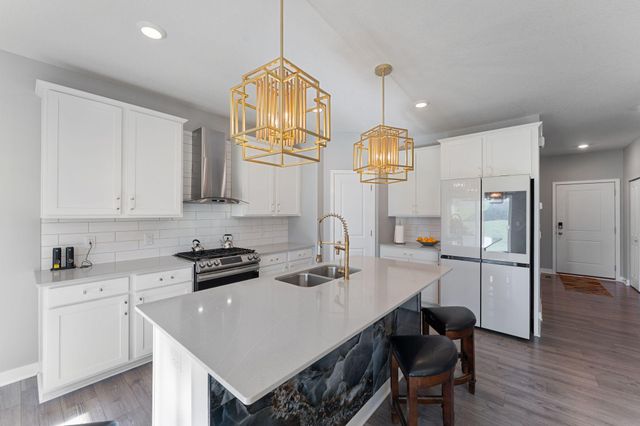 8345 Shire Trail, Woodbury, MN 55129