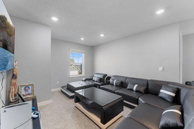 8345 Shire Trail, Woodbury, MN 55129