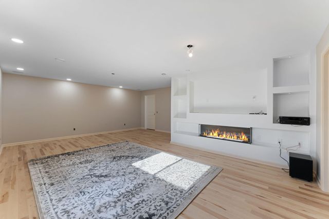 8345 Shire Trail, Woodbury, MN 55129