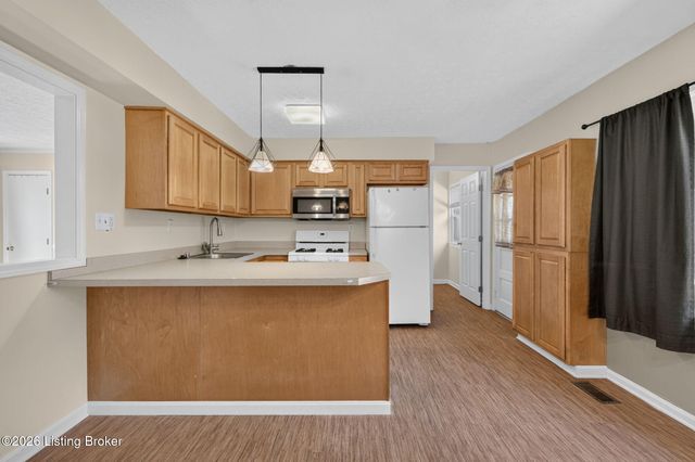 6705 Robin Rd, Crestwood, KY 40014