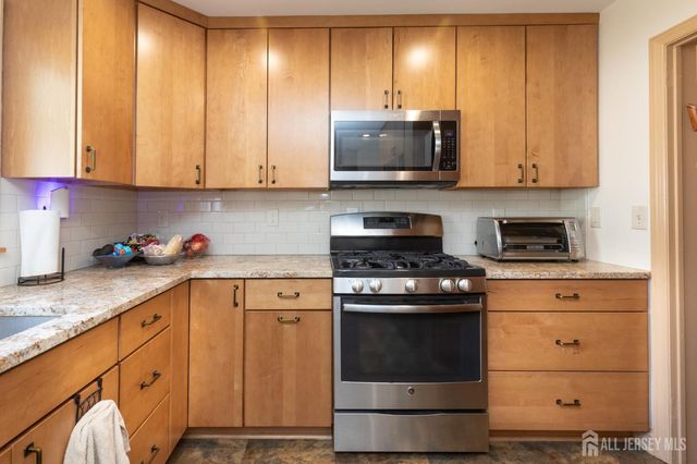 39 S 5th Avenue, Highland Park, NJ 08904