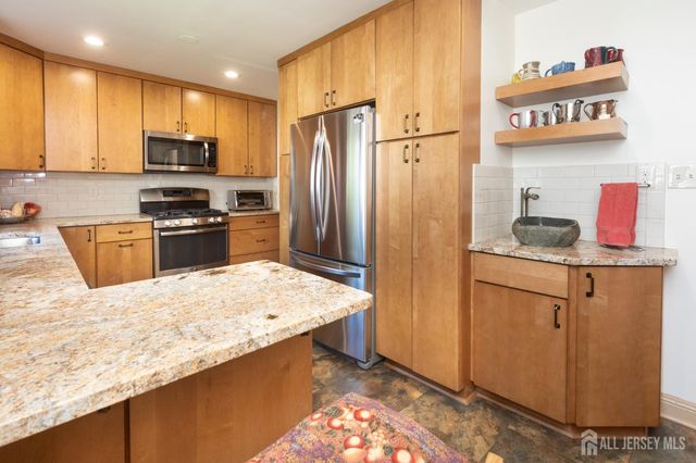 39 S 5th Avenue, Highland Park, NJ 08904