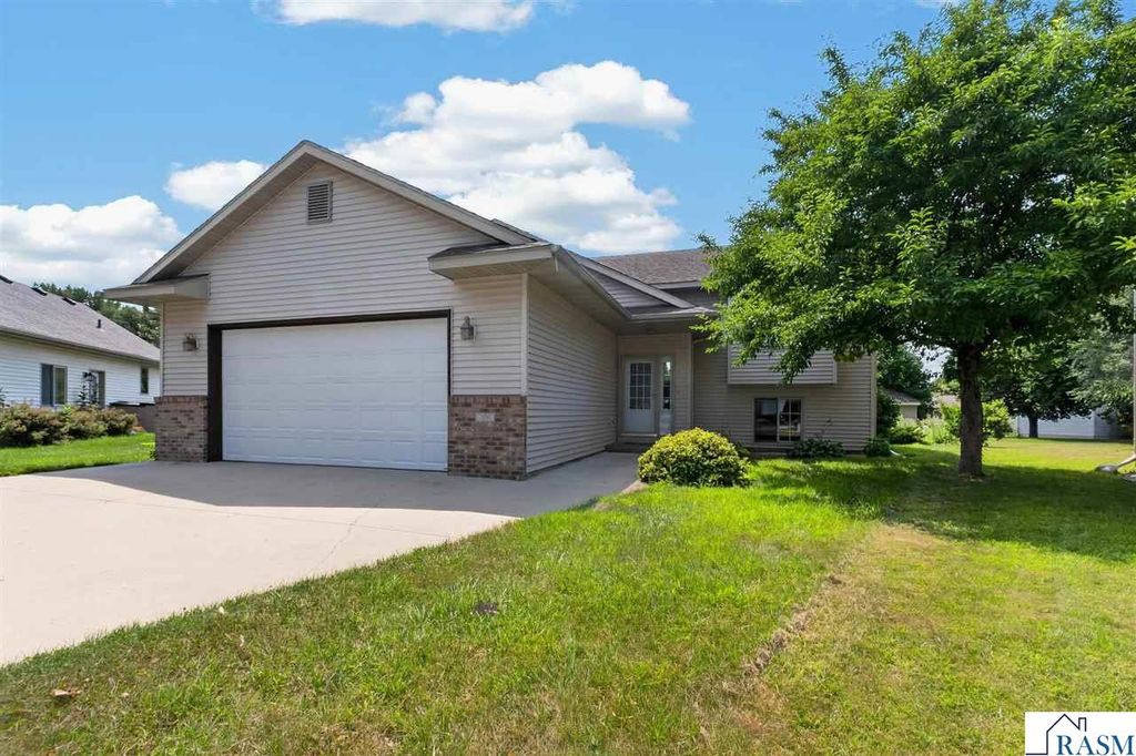 206 Hunters Court, Eagle Lake, MN 56024