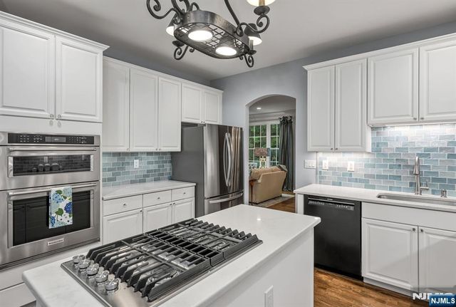 4 Kingsley Evans Circle, Oakland, NJ 07436