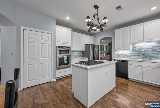 4 Kingsley Evans Circle, Oakland, NJ 07436