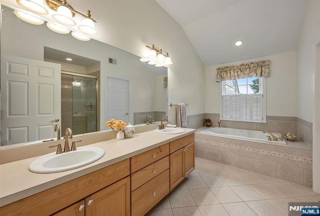 4 Kingsley Evans Circle, Oakland, NJ 07436