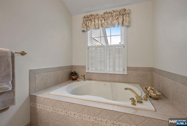 4 Kingsley Evans Circle, Oakland, NJ 07436