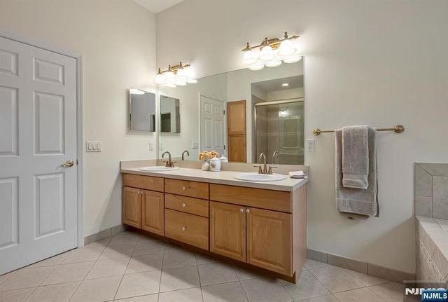 4 Kingsley Evans Circle, Oakland, NJ 07436