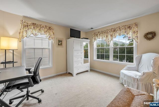 4 Kingsley Evans Circle, Oakland, NJ 07436