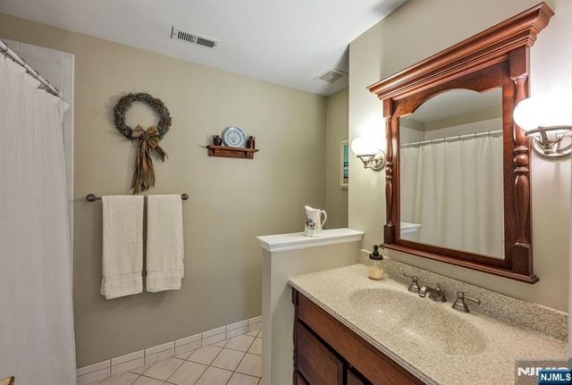 4 Kingsley Evans Circle, Oakland, NJ 07436