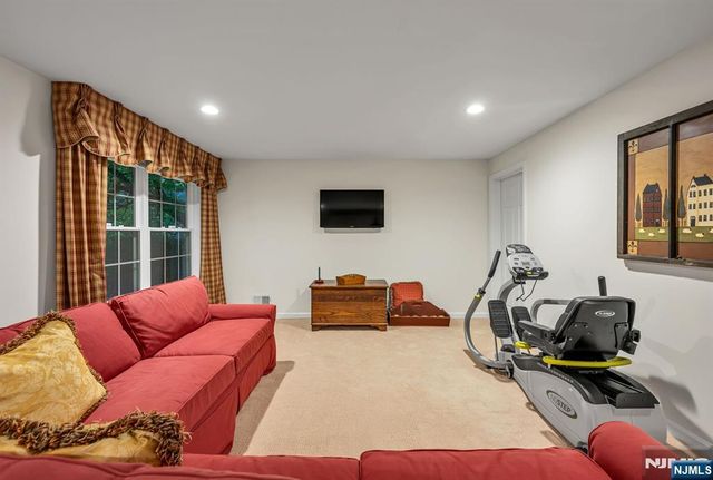 4 Kingsley Evans Circle, Oakland, NJ 07436