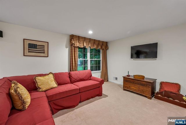 4 Kingsley Evans Circle, Oakland, NJ 07436