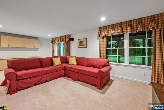 4 Kingsley Evans Circle, Oakland, NJ 07436