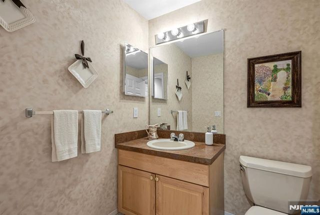4 Kingsley Evans Circle, Oakland, NJ 07436