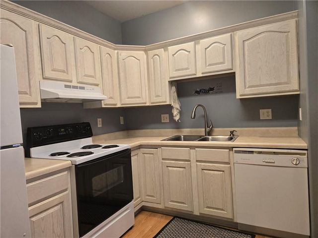 17201 E 32nd Street 9, Independence, MO 64055