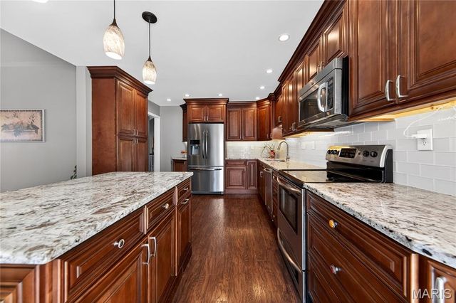 14991 Broadmont Drive, Chesterfield, MO 63017