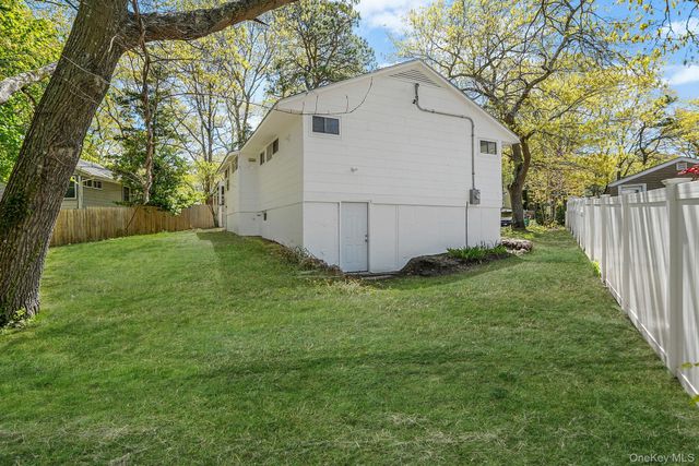 5 Birch Court, Riverhead, NY 11901