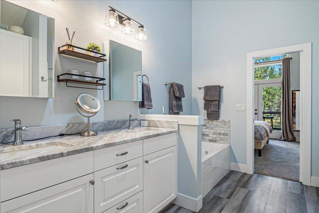 17168 Island Loop Way, Bend, OR 97707