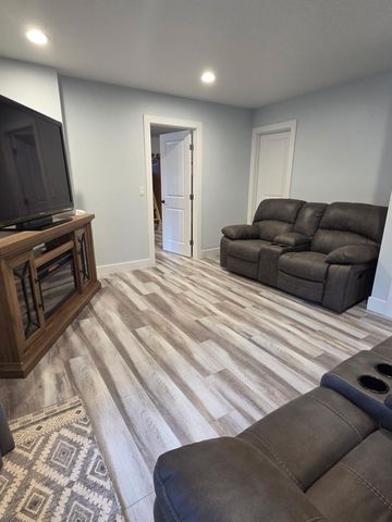 17168 Island Loop Way, Bend, OR 97707