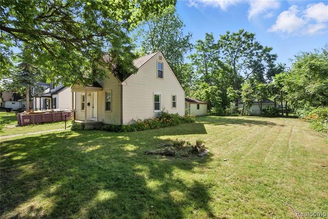 429 W Bernhard Avenue, Hazel Park, MI 48030