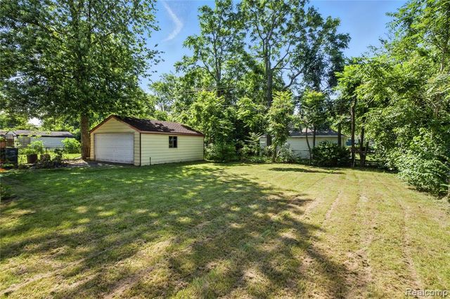429 W Bernhard Avenue, Hazel Park, MI 48030