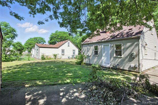 429 W Bernhard Avenue, Hazel Park, MI 48030