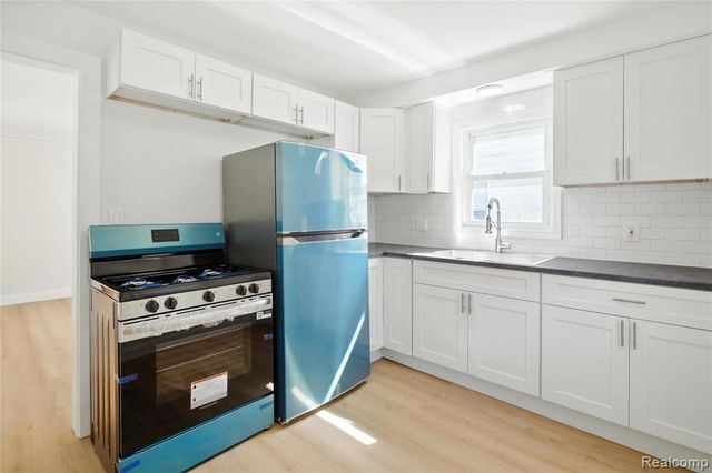 429 W Bernhard Avenue, Hazel Park, MI 48030