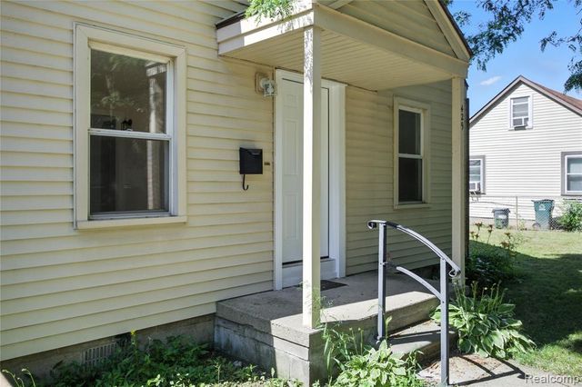 429 W Bernhard Avenue, Hazel Park, MI 48030