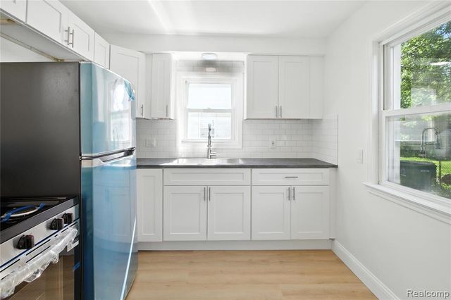 429 W Bernhard Avenue, Hazel Park, MI 48030