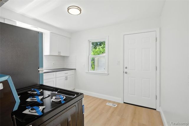429 W Bernhard Avenue, Hazel Park, MI 48030