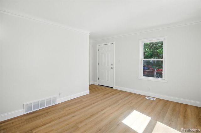 429 W Bernhard Avenue, Hazel Park, MI 48030