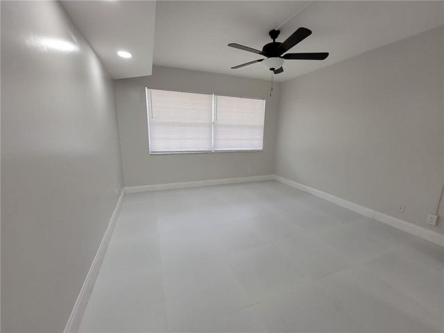 800 E CYPRESS Lane 202, Pompano Beach, FL 33069