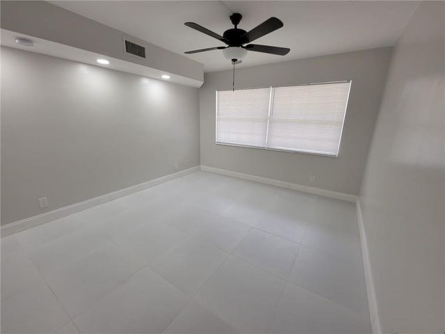 800 E CYPRESS Lane 202, Pompano Beach, FL 33069
