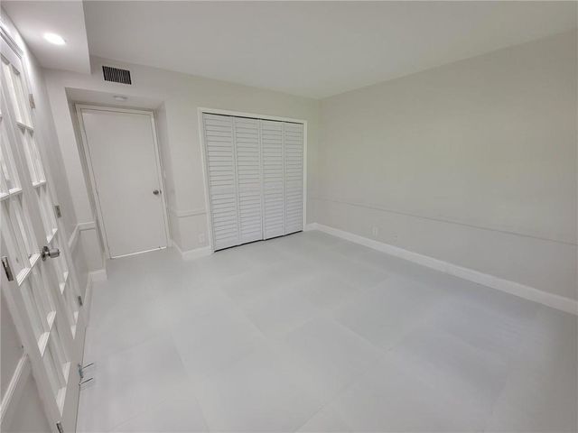 800 E CYPRESS Lane 202, Pompano Beach, FL 33069