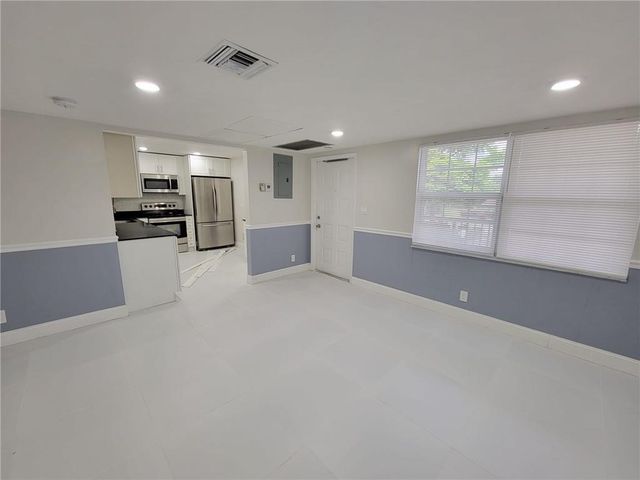 800 E CYPRESS Lane 202, Pompano Beach, FL 33069